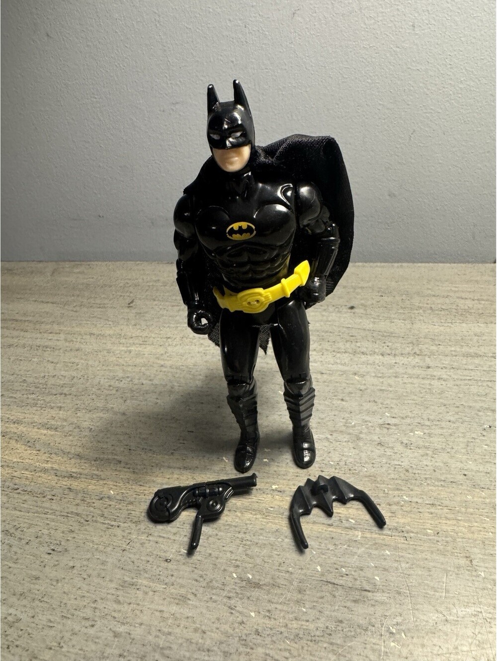 Vintage 1989 Toy Biz Batman 5” Figure Cape Batarang Grappling Gun DC Comics